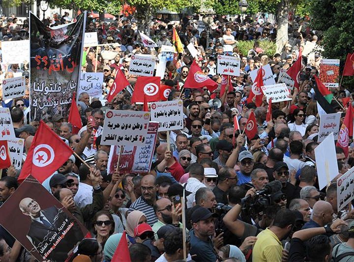 Tunisie : plus de 3 000 manifestants dans les rues de Tunis contre la vie chère et les restrictions des libertés