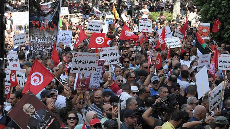 Tunisie : plus de 3 000 manifestants dans les rues de Tunis contre la vie chère et les restrictions des libertés
