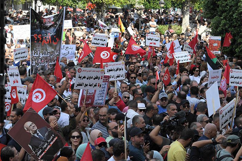 Tunisie : plus de 3 000 manifestants dans les rues de Tunis contre la vie chère et les restrictions des libertés