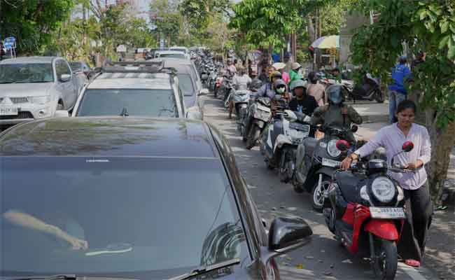 Bali paralysée par une pénurie de carburant, des centaines de personnes manifestent contre les autorités