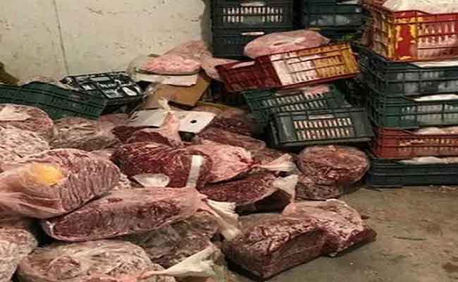 Saisie de plus de 193 kg de viandes et produits de la mer avariés dans le garage d’un domicile à Oran