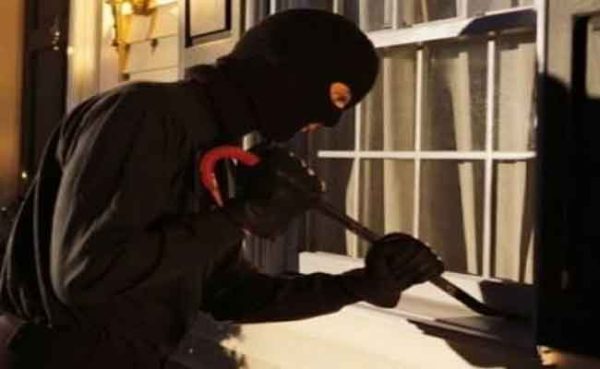 Arrestation d’un jeune de vingt ans pour vol de bijoux en or et sommes d’argent d’une valeur de 5 milliards de centimes dans une résidence de standing à Alger