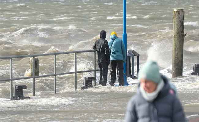 Tempêtes en Europe du Nord : plus de 150 000 foyers privés d’électricité, les transports paralysés